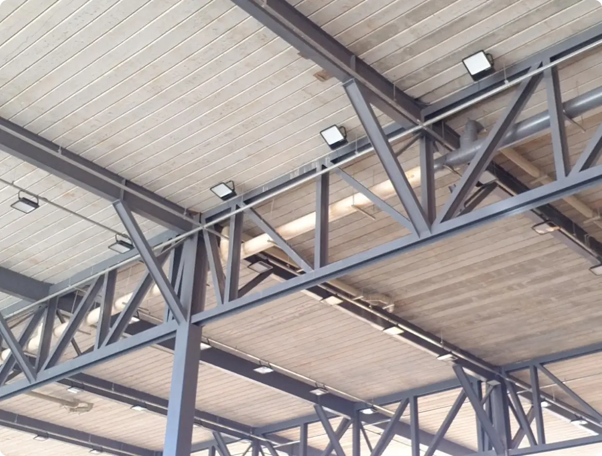 Acabamento da laje painel treliçada em estrutura metálica