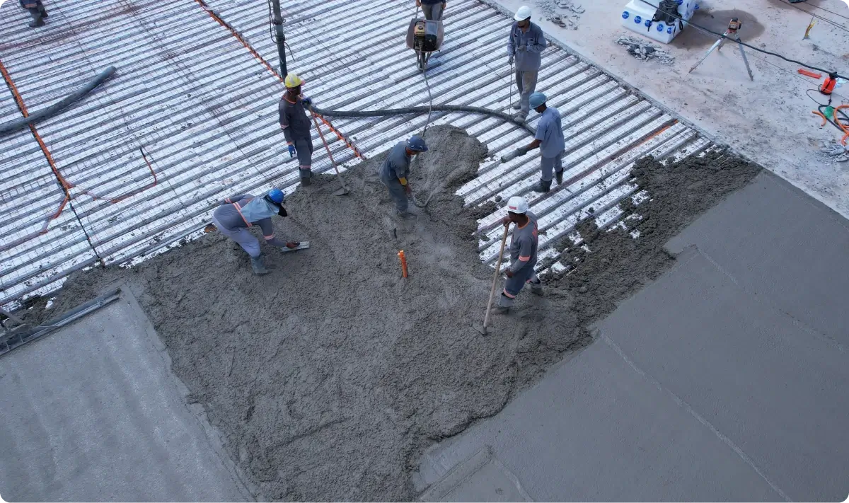 Operários concretando a laje com concreto usinado