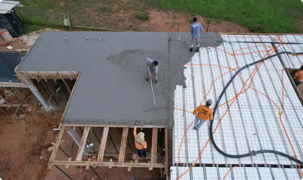 Concretagem aérea da laje protendida com isopor