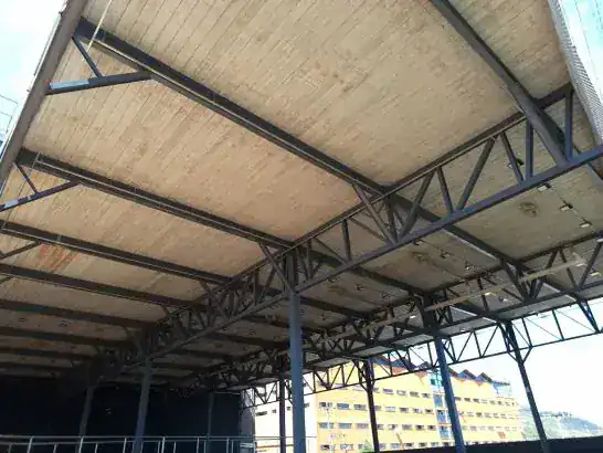 Acabamento da laje painel treliçado em obra de estrutura metálica