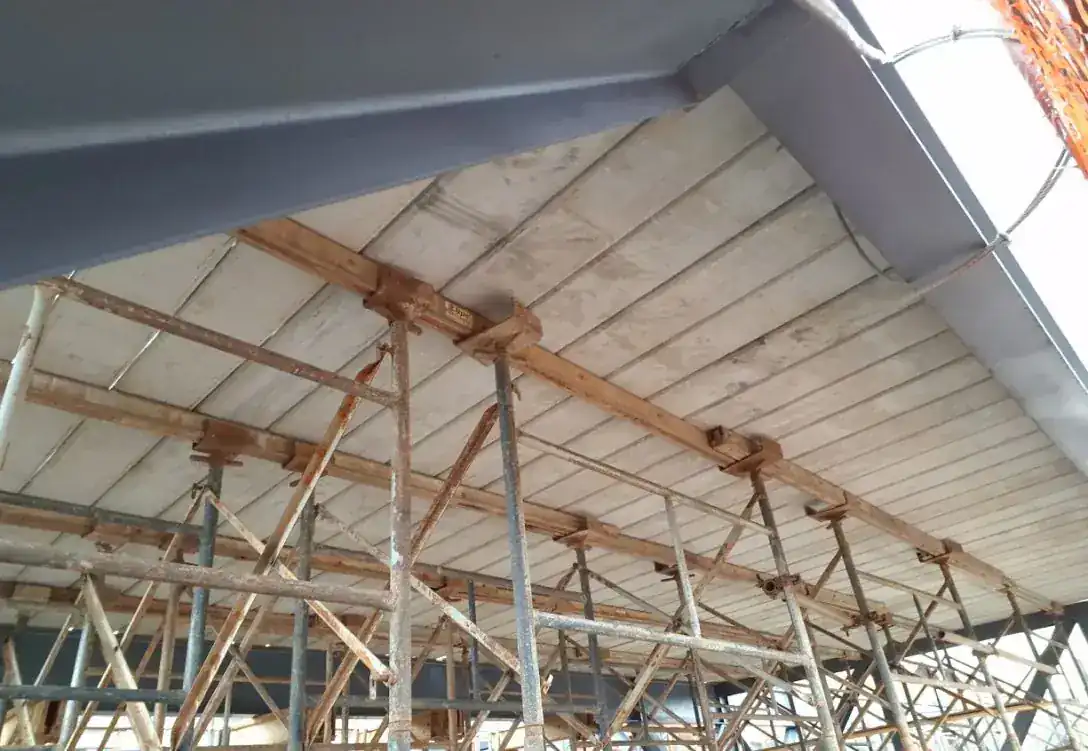 Acabamento liso da parte inferior da laje painel treliçada