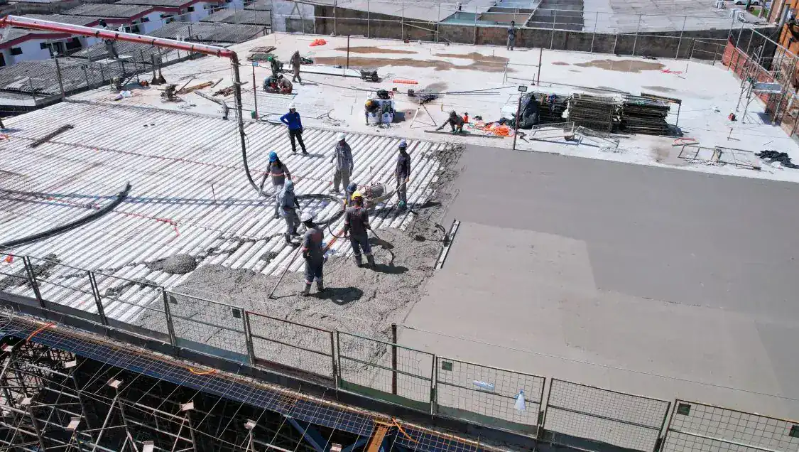 Laje painel treliçado aliviado sendo concretada