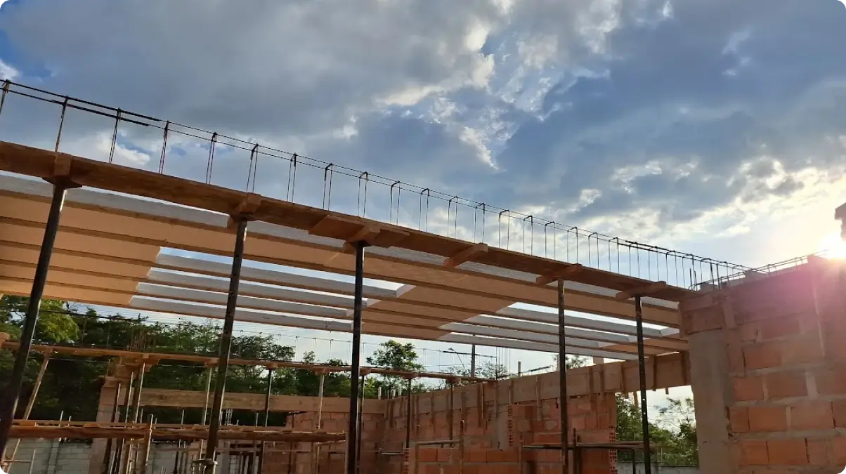 Vão de 7 metros de laje protendida com isopor em processo de montagem