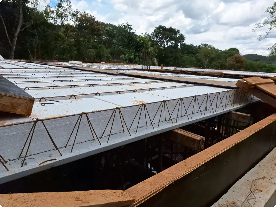 Viga de laje treliçada com isopor apoiada nas formas da construção