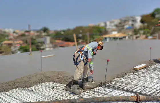 Laje Pré moldada — Quer um orçamento de laje pré-moldada sem surpresas? Aprenda os fatores que influenciam o preço e veja soluções seguras para sua obra