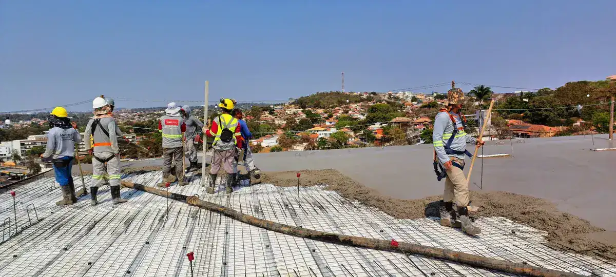 Laje sendo concretada em lagoa santa mg laje da iglume lajes