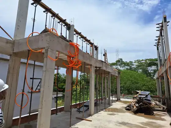 Laje Protendida no Alphaville de Vespasiano: Solução para Grandes Vãos e Pé-Direito Alto