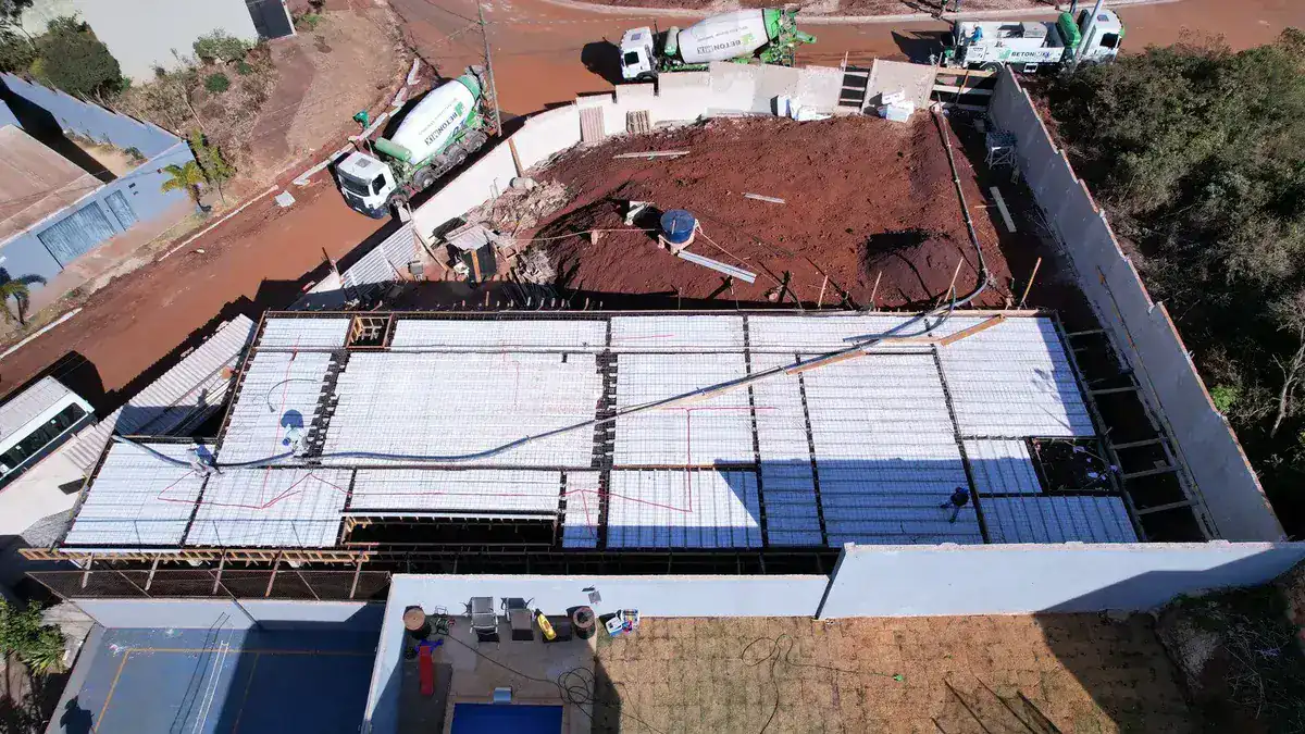 Terreno onde esta sendo realizao a laje protendida da iglume lajes